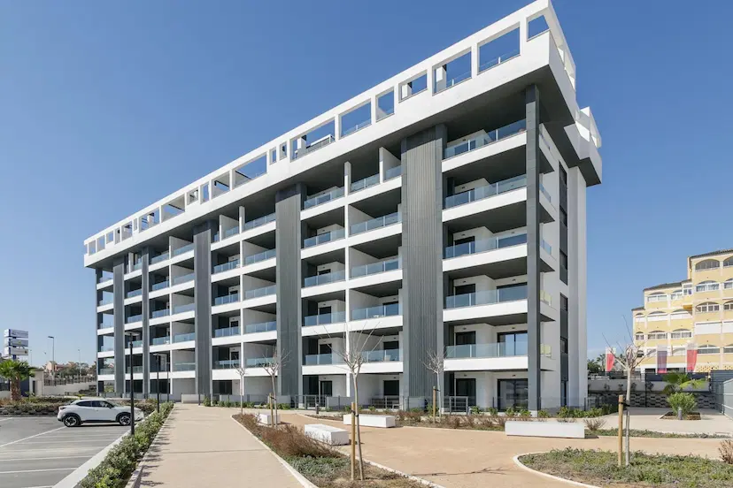 NEW BUILD GATED URBANIZATION IN TORREVIEJA ONLY 700M FROM THE BEACH