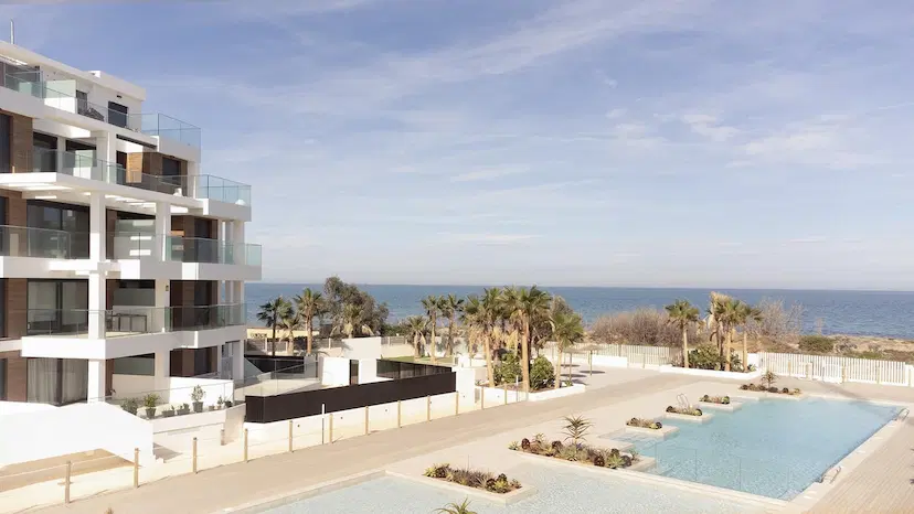 MEDITERRANEAN HOUSING A FEW METERS FROM THE SEA