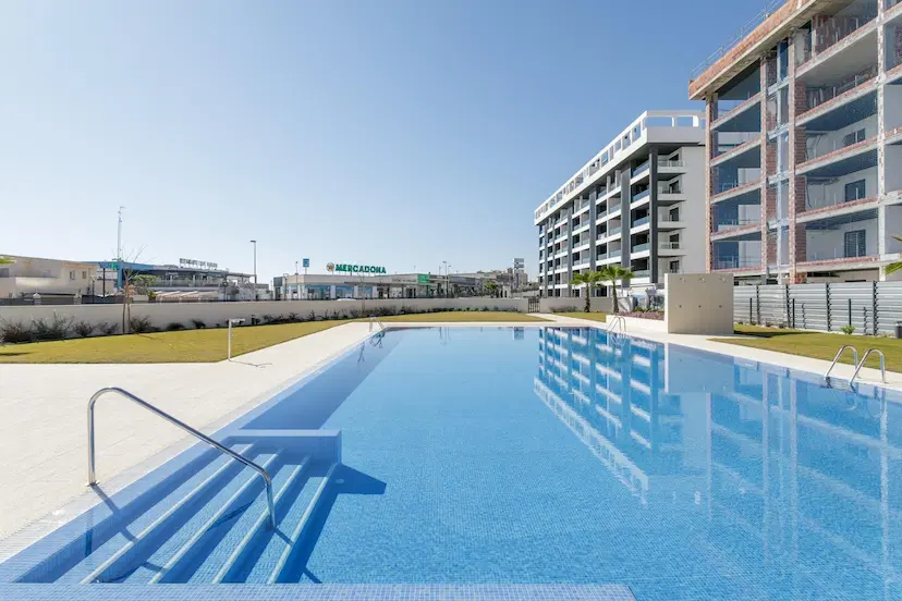 NEW BUILD GATED URBANIZATION IN TORREVIEJA ONLY 700M FROM THE BEACH